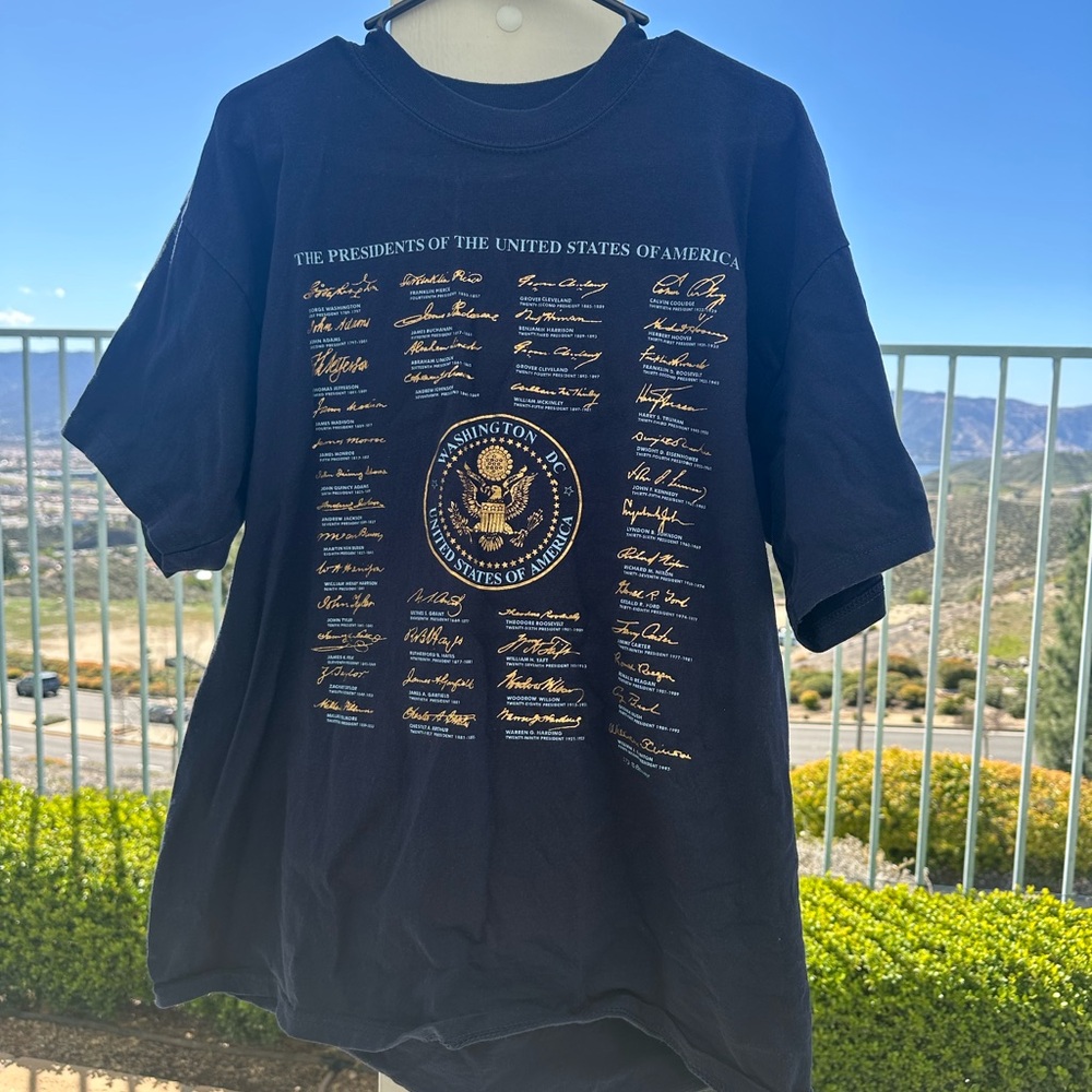Navy blue vintage 1997 USA Presidents T-shirt with gold lettering